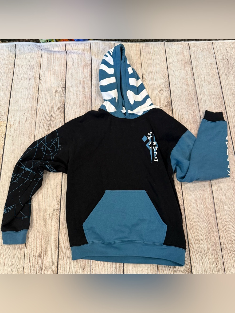 Star Wars Ahsoka Tano Jedi Warrior Black Blue Hoodie Sweatshirt Women's Medium